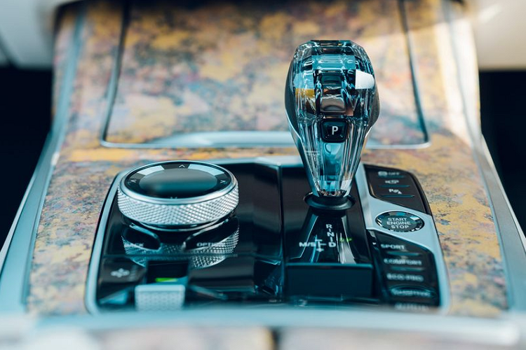 Ngoài ra, không gian nội thất chiếc SUV hạng sang cũng được tạo thêm điểm nhấn với các chi tiết màu vàng nổi bật. 