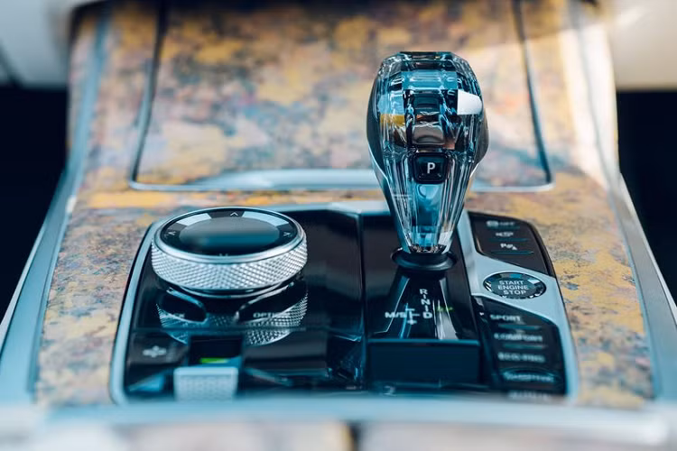 Ngoài ra, không gian nội thất chiếc SUV hạng sang cũng được tạo thêm điểm nhấn với các chi tiết màu vàng nổi bật. 