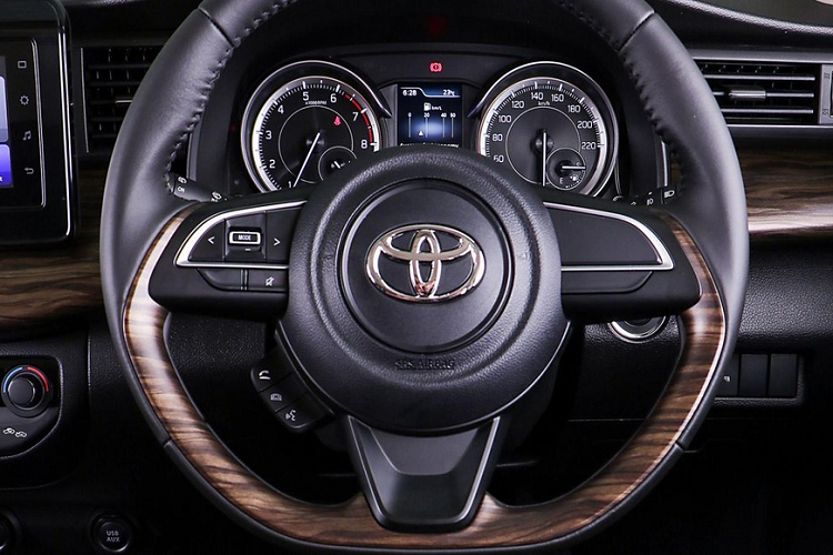 Cao cấp nhất là bản TX với màn hình trung tâm dạng cảm ứng, hỗ trợ kết nối cả Android Auto lẫn Apple CarPlay, 6 loa và camera lùi. Tiếp đến là hệ thống điều hòa tự động và thêm ổ điện ở hàng ghế sau. Đặc điểm nhận dạng của bản TX khi nhìn bên ngoài là vành hợp kim 15 inch, đèn sương mù trước và tay nắm cửa mạ crôm. Ngoài ra, bản TX còn có những chi tiết ốp giả gỗ bên trong xe. 