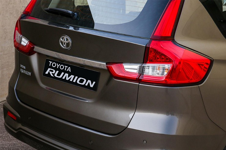 Ở thị trường Nam Phi, Toyota Rumion 2021 được chia thành 3 bản trang bị, bao gồm S, SX và TX. Trong đó, bản S tiêu chuẩn dùng vành bằng thép 15 inch, không có nắp chụp bánh và ốp gương ngoại thất không sơn màu. Trang bị tiêu chuẩn của bản S cũng khá nghèo nàn với điều hòa chỉnh tay, cửa sổ chỉnh điện, 2 túi khí trước và hệ thống chống bó cứng phanh ABS.