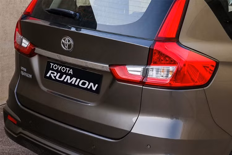 Ở thị trường Nam Phi, Toyota Rumion 2021 được chia thành 3 bản trang bị, bao gồm S, SX và TX. Trong đó, bản S tiêu chuẩn dùng vành bằng thép 15 inch, không có nắp chụp bánh và ốp gương ngoại thất không sơn màu. Trang bị tiêu chuẩn của bản S cũng khá nghèo nàn với điều hòa chỉnh tay, cửa sổ chỉnh điện, 2 túi khí trước và hệ thống chống bó cứng phanh ABS.