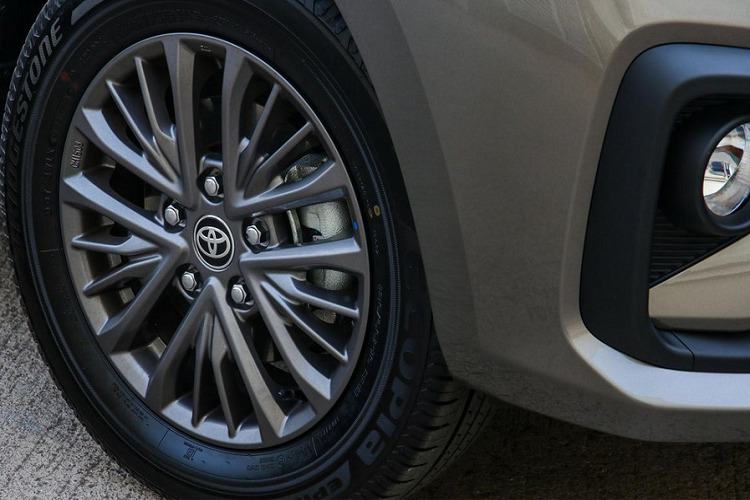 Cao cấp hơn là bản SX, có thêm đầu 2-DIN 4 loa, kết nối Bluetooth, cổng AUX và cổng USB. Ngoài ra, bản SX còn đi kèm cửa gió điều hòa hàng ghế sau, ổ điện 12 V ở hàng ghế sau, vô lăng tích hợp phím chức năng, khóa cửa trung tâm điều khiển từ xa, sấy kính sau và kiểm soát khoảng cách đỗ xe. Bên ngoài, bản SX khác với bản S nhờ vành có nắp chụp bánh bằng nhựa và ốp gương ngoại thất sơn màu.