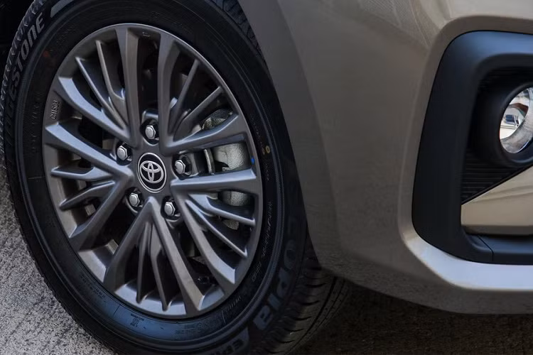 Cao cấp hơn là bản SX, có thêm đầu 2-DIN 4 loa, kết nối Bluetooth, cổng AUX và cổng USB. Ngoài ra, bản SX còn đi kèm cửa gió điều hòa hàng ghế sau, ổ điện 12 V ở hàng ghế sau, vô lăng tích hợp phím chức năng, khóa cửa trung tâm điều khiển từ xa, sấy kính sau và kiểm soát khoảng cách đỗ xe. Bên ngoài, bản SX khác với bản S nhờ vành có nắp chụp bánh bằng nhựa và ốp gương ngoại thất sơn màu.