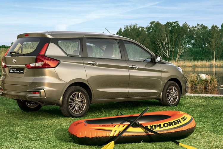 So với Suzuki Ertiga, Toyota Rumion thực chất chỉ là phiên bản đổi tên và đổi logo. Trong khi đó, thiết kế của mẫu MPV này về cơ bản là giống với Suzuki Ertiga. Trên đầu xe, Toyota Rumion được trang bị lưới tản nhiệt với 2 nan mạ crôm nằm ngang, khác biệt với Suzuki Ertiga. Nằm giữa lưới tản nhiệt này đương nhiên là logo của hãng Toyota.