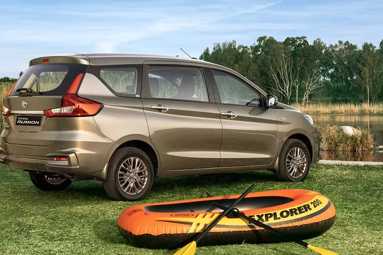 So với Suzuki Ertiga, Toyota Rumion thực chất chỉ là phiên bản đổi tên và đổi logo. Trong khi đó, thiết kế của mẫu MPV này về cơ bản là giống với Suzuki Ertiga. Trên đầu xe, Toyota Rumion được trang bị lưới tản nhiệt với 2 nan mạ crôm nằm ngang, khác biệt với Suzuki Ertiga. Nằm giữa lưới tản nhiệt này đương nhiên là logo của hãng Toyota.