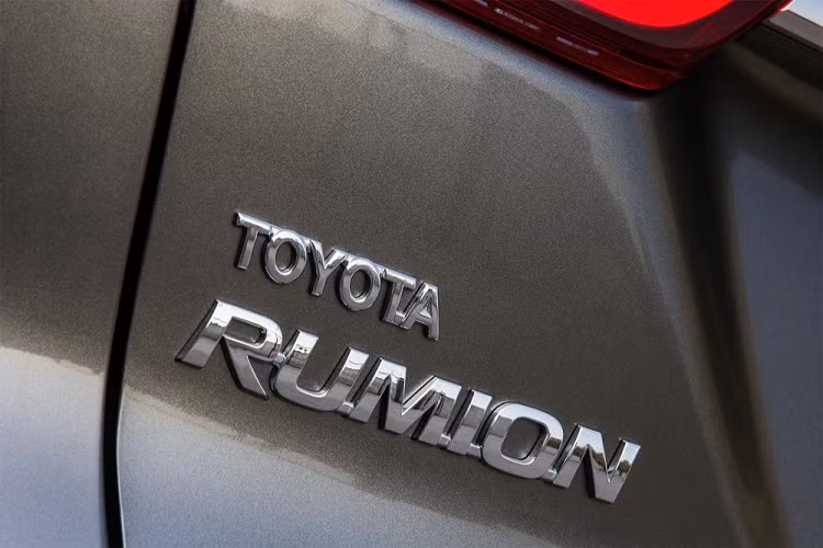 Dù ở bản trang bị nào, Toyota Rumion 2021 cũng dùng động cơ xăng 4 xi-lanh, dung tích 1.5L giống Suzuki Ertiga. Động cơ này tạo ra công suất tối đa 103 mã lực và mô-men xoắn cực đại 138 Nm. Động cơ kết hợp với hộp số sàn 5 cấp hoặc hộp số tự động 4 cấp. Ở thị trường Nam Phi, giá xe Toyota Rumion 2021 dao động từ 245.600 - 317.200 Rand (khoảng 372 - 481 triệu đồng). Như vậy, bản tiêu chuẩn của xe rẻ hơn 20.000 Rand (30 triệu đồng) so với Avanza.