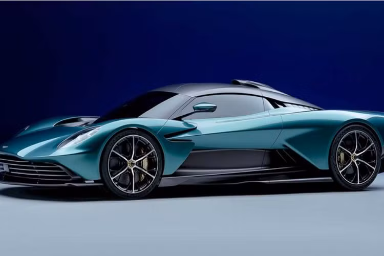 Toàn bộ sức mạnh của Aston Martin Valhalla được gửi đến các bánh xe thông qua hộp số tự động ly hợp kép tám cấp do chính Aston Martin chế tạo độc quyền và dành riêng cho siêu xe hybrid này. Đi kèm là một bộ vi sai chống trượt điện tử ở trục sau, đặc biệt hơn, xe có cả chế độ lùi hoàn toàn bằng động cơ điện giúp việc lùi xe nhẹ nhàng và dễ dàng hơn.