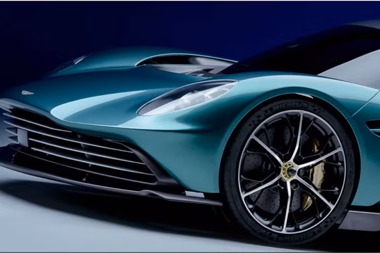Mặt khác, Aston Martin Valhalla hybrid mới cũng khá nhẹ, siêu xe có trọng lượng khô chỉ 1.550 kg. Thân xe được thiết kế để tối ưu tính khí động học, cho phép Valhalla tạo ra lực ép xuống mặt đường lên tới 600 kg ở vận tốc 241 km/h.