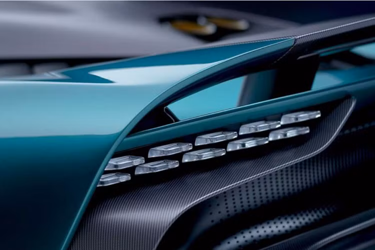 Aston Martin ước tính lượng phát thải kết hợp của Valhalla nằm ở mức dưới 200 g/km. Kết quả này khá ấn tượng đối với một siêu xe V8.