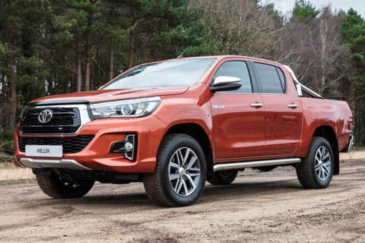 Toyota Hilux tại Việt Nam hiện nay là bản nâng cấp giữa vòng đời ra mắt người tiêu dùng trong nước vào tháng 8/2020. Giá xe Toyota Hilux nằm trong khoảng 628 - 913 triệu đồng cho 4 phiên bản.