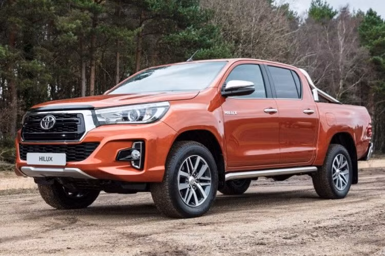 Toyota Hilux tại Việt Nam hiện nay là bản nâng cấp giữa vòng đời ra mắt người tiêu dùng trong nước vào tháng 8/2020. Giá xe Toyota Hilux nằm trong khoảng 628 - 913 triệu đồng cho 4 phiên bản.