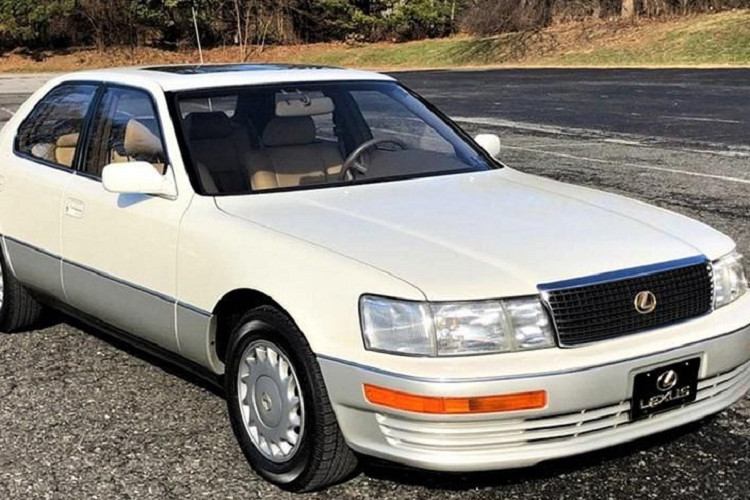  3. Lexus LS400 Lexus LS400 ra đời vào năm 1989, đây cũng chính là mẫu model đầu tay của hãng khi thương hiệu Lexus lần đầu tiên xuất hiện trên thị trường. Ngay từ khi xuất hiện, Lexus LS 400 (1990-1994) đã được ghi tên vào top 5 loại xe tốt nhất thế giới.