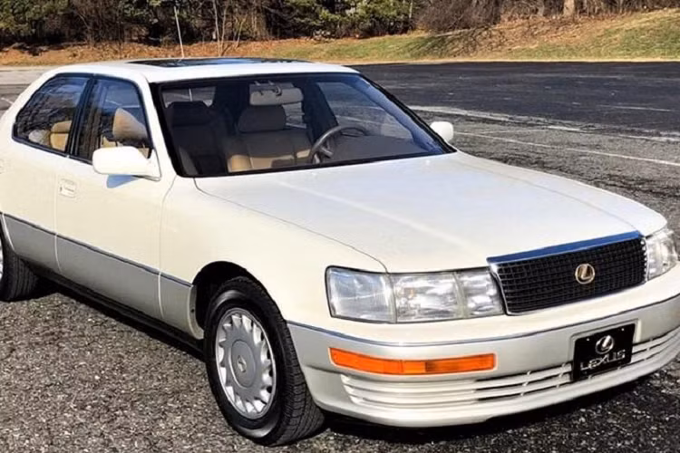  3. Lexus LS400 Lexus LS400 ra đời vào năm 1989, đây cũng chính là mẫu model đầu tay của hãng khi thương hiệu Lexus lần đầu tiên xuất hiện trên thị trường. Ngay từ khi xuất hiện, Lexus LS 400 (1990-1994) đã được ghi tên vào top 5 loại xe tốt nhất thế giới.