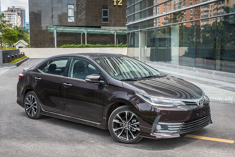  7. Toyota Corolla Tiếp tục là một cái tên đến từ Toyota, Corolla có thiết kế đơn giản nhưng lại siêu bền bỉ - bởi vì đây chính là phương châm sản xuất của hãng xe Nhật Bản. Bạn có thể yên tâm sử dụng Toyota Corolla mỗi ngày mà không lo về việc hỏng vặt.