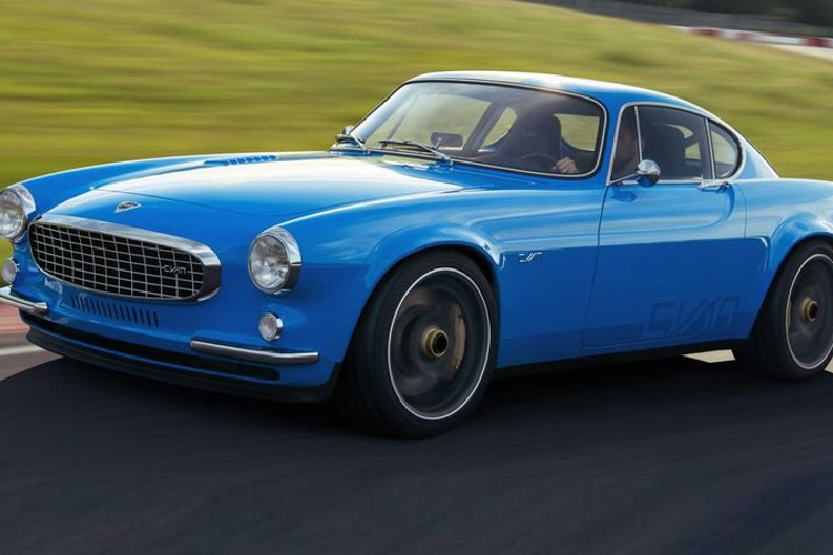  10. Volvo P1800 Cuối cùng, Volvo P1800 là mẫu xe rất đặc biệt khi được tôn vinh nhờ chính khách hàng của mình. Cụ thể, vị khách có tên Irv Gordon đã sử dụng P1800 để đi làm mỗi ngày với quãng đường 200 km.