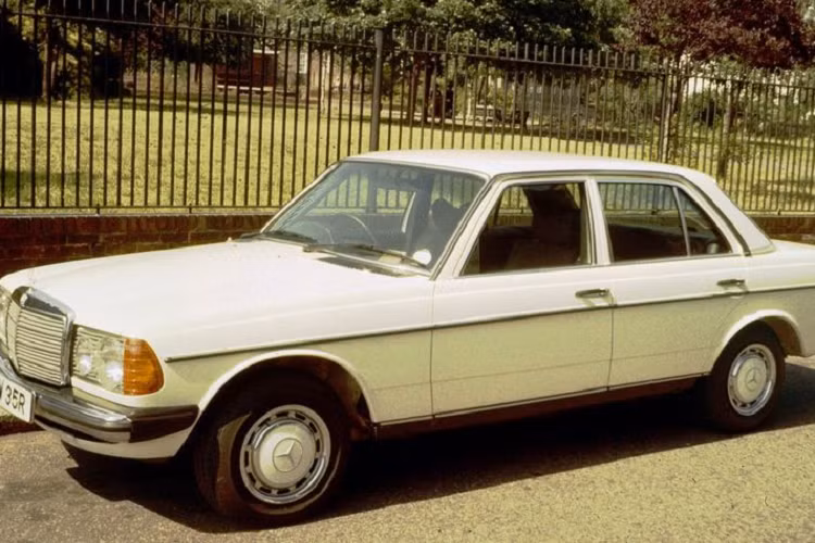  6. Mercedes-Benz W123 Ra đời vào thập niên 70, Mercedes-Benz W123 gây ấn tượng với chất lượng vượt trội so với những chiếc xe hơi ở thời điểm đó. W123 đã vượt qua mẫu xe Mercedes-Benz W114 thành chiếc Mercedes thành công nhất, bán được 2,7 triệu chiếc trước khi được Mercedes-Benz W124 thay thế sau năm 1985.