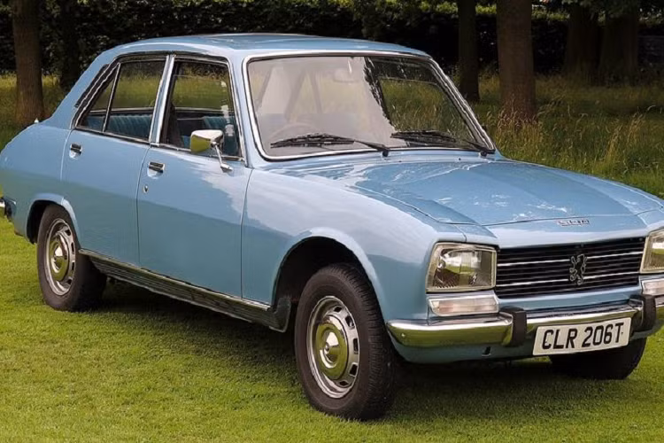  8. Peugeot 504 Được dùng làm xe taxi ở châu Phi, nơi có điều kiện đường xá và thời tiết vô cùng khắc nghiệt, Peugeot 504 dễ dàng ghi danh trong "Top những chiếc xe bền nhất thế giới." Peugeot 504 là một mẫu sedan quan trọng của hãng xe Pháp, xe được sản xuất trong khoảng thời gian từ năm 1968 đến 1983.