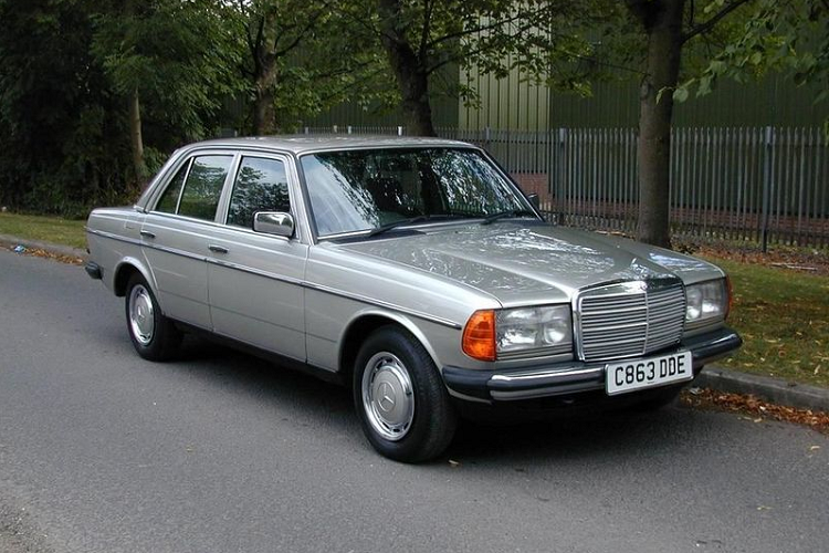 Sự bền bỉ của Mercedes-Benz W123 được chứng minh thông qua việc nhiều thanh niên trẻ vào những năm 90 chọn mua W123 cũ để đi du lịch khắp châu Phi trong vài tháng rồi bán lại chiếc xe khi về nhà.