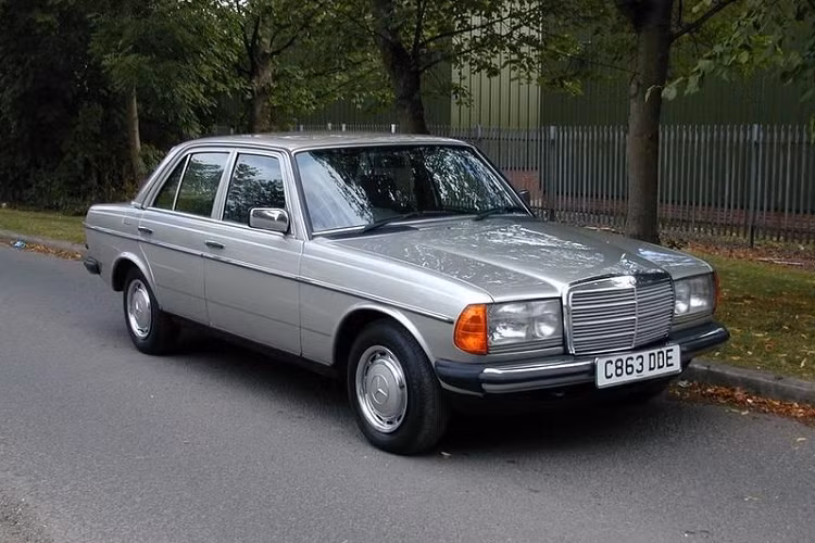 Sự bền bỉ của Mercedes-Benz W123 được chứng minh thông qua việc nhiều thanh niên trẻ vào những năm 90 chọn mua W123 cũ để đi du lịch khắp châu Phi trong vài tháng rồi bán lại chiếc xe khi về nhà.