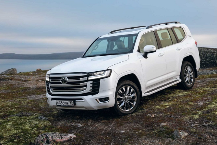 Đó chính là lý do chủ đạo khiến Land Cruiser luôn trong tình trạng "cháy hàng" dù ở thế hệ nào, chứ không riêng gì thế hệ mới nhất. Tại Việt Nam, Land Cruiser rất được ưa chuộng, phiên bản 2022 của Land Cruiser đang được bán chính hãng với giá niêm yết hơn 4 tỷ đồng nhưng nhiều người sẵn sàng chi thêm 500 triệu đồng để có thể được nhận xe sớm.