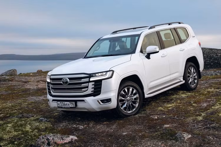 Đó chính là lý do chủ đạo khiến Land Cruiser luôn trong tình trạng "cháy hàng" dù ở thế hệ nào, chứ không riêng gì thế hệ mới nhất. Tại Việt Nam, Land Cruiser rất được ưa chuộng, phiên bản 2022 của Land Cruiser đang được bán chính hãng với giá niêm yết hơn 4 tỷ đồng nhưng nhiều người sẵn sàng chi thêm 500 triệu đồng để có thể được nhận xe sớm.