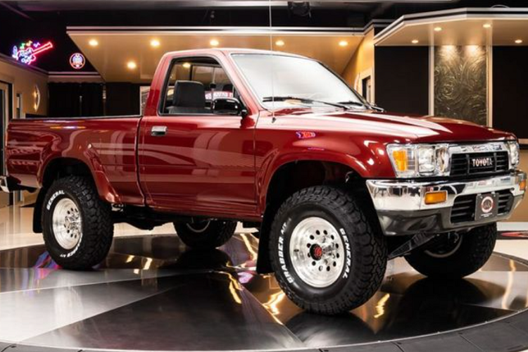  2. Toyota Hilux Dù không có doanh số tốt như đối thủ Ford Ranger nhưng Toyota Hilux lại luôn được khen ngợi vì khả năng trèo đèo lội suối ấn tượng và sự bền bỉ vượt thời gian. Top Gear đã vinh danh Toyota Hilux với danh hiệu "The Indestructible Hilux" (không thể phá hủy).