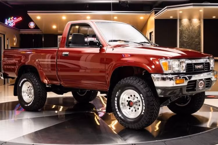  2. Toyota Hilux Dù không có doanh số tốt như đối thủ Ford Ranger nhưng Toyota Hilux lại luôn được khen ngợi vì khả năng trèo đèo lội suối ấn tượng và sự bền bỉ vượt thời gian. Top Gear đã vinh danh Toyota Hilux với danh hiệu "The Indestructible Hilux" (không thể phá hủy).