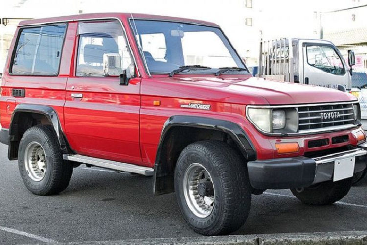  1. Toyota Land Cruiser Mẫu xe SUV Toyota Land Cruiser chính là chiếc xe được Top Gear "xướng tên" đầu tiên, mẫu "SUV Never Die" được đánh giá là có thể dễ dàng đi được hành trình gần 500.000 km mà không cần phải đại tu máy móc.