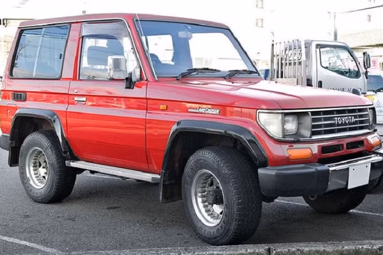  1. Toyota Land Cruiser Mẫu xe SUV Toyota Land Cruiser chính là chiếc xe được Top Gear "xướng tên" đầu tiên, mẫu "SUV Never Die" được đánh giá là có thể dễ dàng đi được hành trình gần 500.000 km mà không cần phải đại tu máy móc.