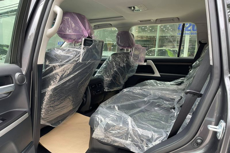 "Trái tim" của xe là khối động cơ V8 4.6L sản sinh công suất 305 mã lực và mô-men xoắn cực đại 439Nm, giống bản tiêu chuẩn, đi kèm tiếp tục là hộp số tự động 6 cấp cùng với hệ dẫn động 4 bánh toàn thời gian. Mức giá xe Toyota Land Cruiser VXS Executive Lounge 2021 được đại lý tư nhân Việt Nam chào bán khoảng hơn 6,6 tỷ đồng.