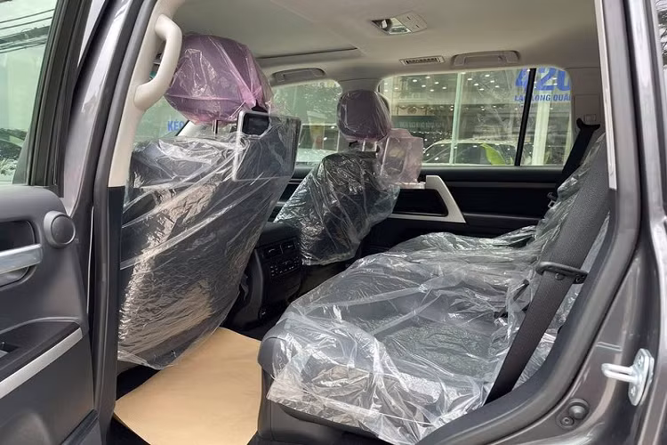 "Trái tim" của xe là khối động cơ V8 4.6L sản sinh công suất 305 mã lực và mô-men xoắn cực đại 439Nm, giống bản tiêu chuẩn, đi kèm tiếp tục là hộp số tự động 6 cấp cùng với hệ dẫn động 4 bánh toàn thời gian. Mức giá xe Toyota Land Cruiser VXS Executive Lounge 2021 được đại lý tư nhân Việt Nam chào bán khoảng hơn 6,6 tỷ đồng.