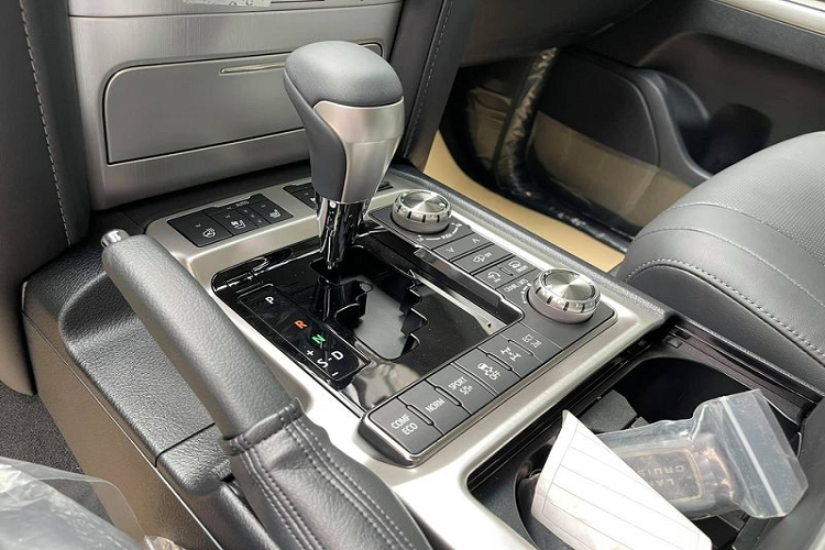 Xe còn có rất nhiều nút bấm ở khu vực cần số cho các tùy chọn như khóa vi sai trung tâm, chế độ Crawl Control tự động vượt địa hình và hệ thống treo khí nén nâng hạ gầm.