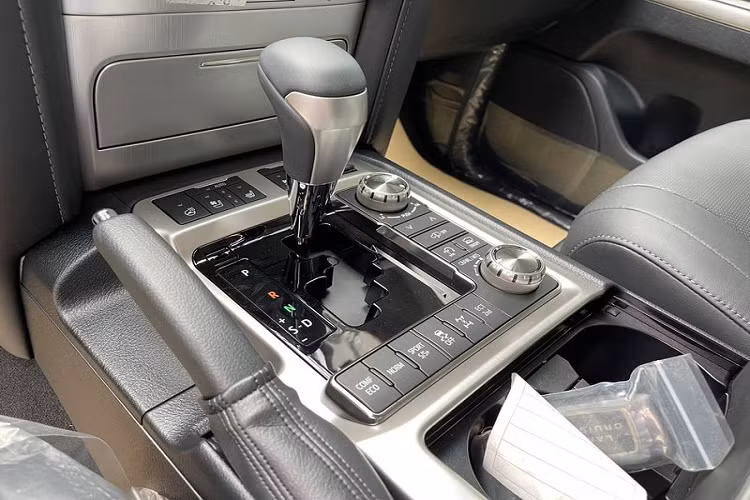 Xe còn có rất nhiều nút bấm ở khu vực cần số cho các tùy chọn như khóa vi sai trung tâm, chế độ Crawl Control tự động vượt địa hình và hệ thống treo khí nén nâng hạ gầm.