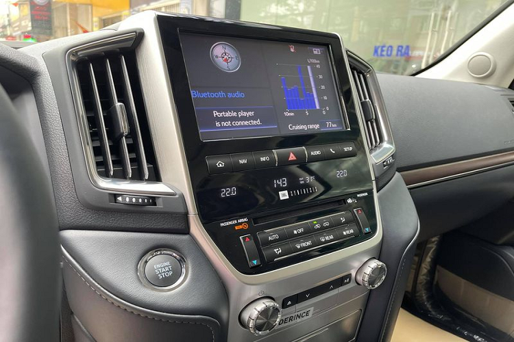 Xe cũng có núm xoay lựa chọn đa địa hình Multi-Terrain Select.