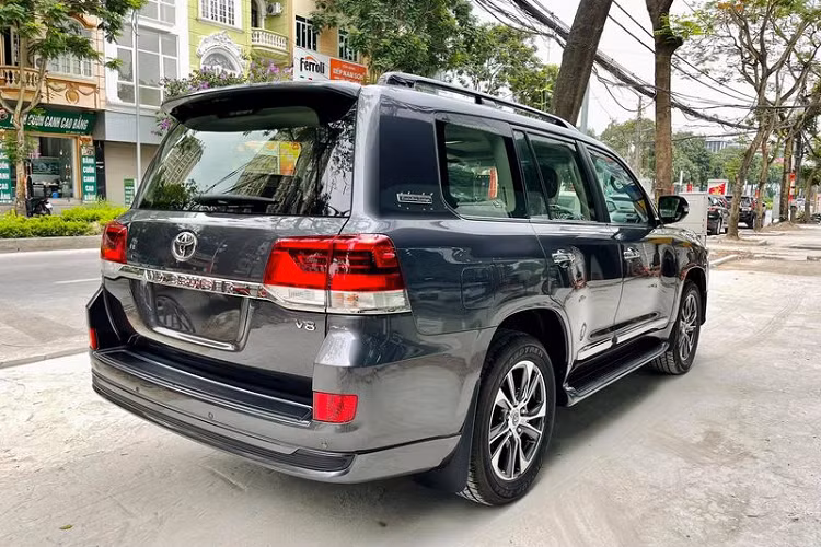 Đối với bên trong, tổng thể thiết kế nội thất xe không có nhiều thay đổi so với bản thường nhưng lại được "đắp" đầy trang bị cao cấp, có thể kể đến như ghế bọc da với đường chỉ khâu tinh tế, vô lăng bọc da - ốp gỗ có sưởi, hệ thống âm thanh JBL 14 loa, cửa sổ trời cho hàng ghế trước, màn hình trung tâm 7 inch, cặp màn hình gối đầu cho hàng ghế phía sau, hàng ghế đầu chỉnh điện có chức năng nhớ vị trí...