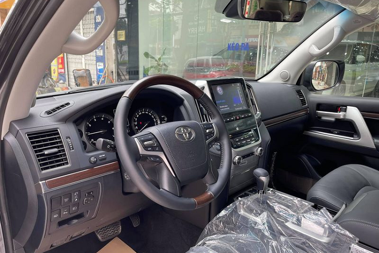 Về an toàn, Toyota Land Cruiser VXS Executive Lounge 2021 đạt tiêu chuẩn với hệ thống an toàn Toyota Safety Sense tiên tiến và có tới 10 túi khí.