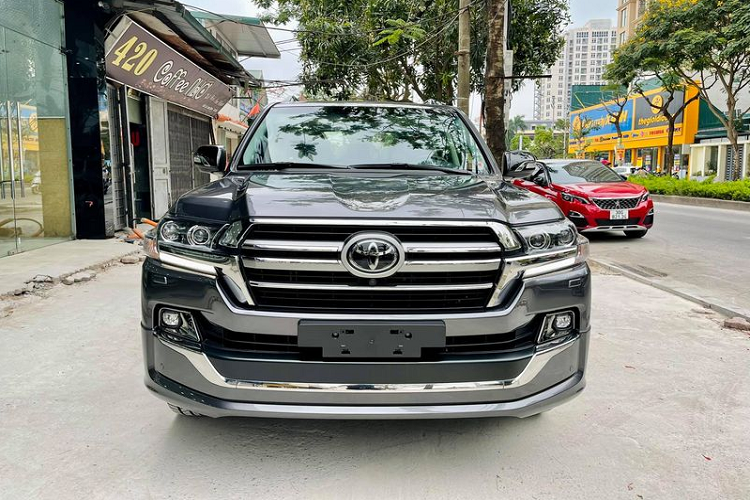Về diện mạo, Toyota Land Cruiser 2021 mới phiên bản VXS Executive Lounge tạo sự khác biệt riêng với lưới tản nhiệt hầm hồ có các dải crôm trang trí sáng loáng, ốp gương chiếu hậu sơn đen đi kèm dải crôm trang trí kiểu mới, khe hút gió hầm hố, mâm xe 5 chấu kép 20 inch, logo "Executive Lounge" trên cột D, cản sau được bổ sung một dải crôm sáng và hệ thống đèn full LED hiện đại.