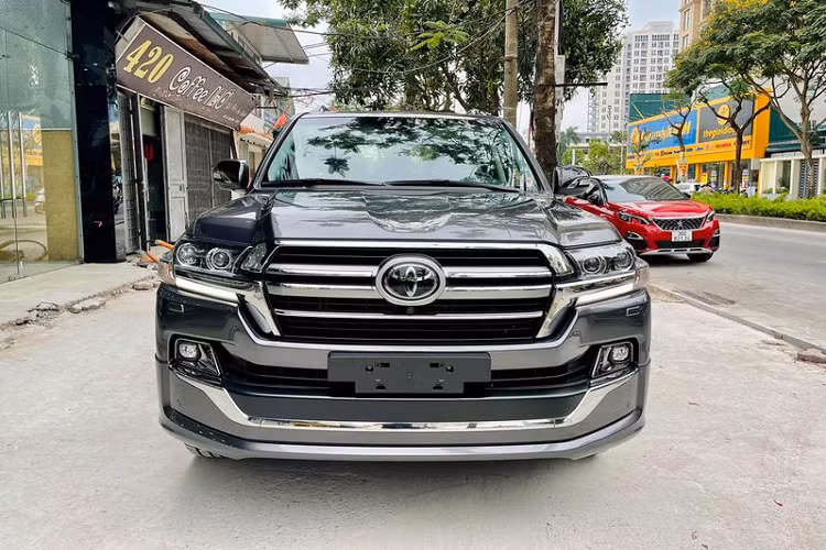 Về diện mạo, Toyota Land Cruiser 2021 mới phiên bản VXS Executive Lounge tạo sự khác biệt riêng với lưới tản nhiệt hầm hồ có các dải crôm trang trí sáng loáng, ốp gương chiếu hậu sơn đen đi kèm dải crôm trang trí kiểu mới, khe hút gió hầm hố, mâm xe 5 chấu kép 20 inch, logo "Executive Lounge" trên cột D, cản sau được bổ sung một dải crôm sáng và hệ thống đèn full LED hiện đại.