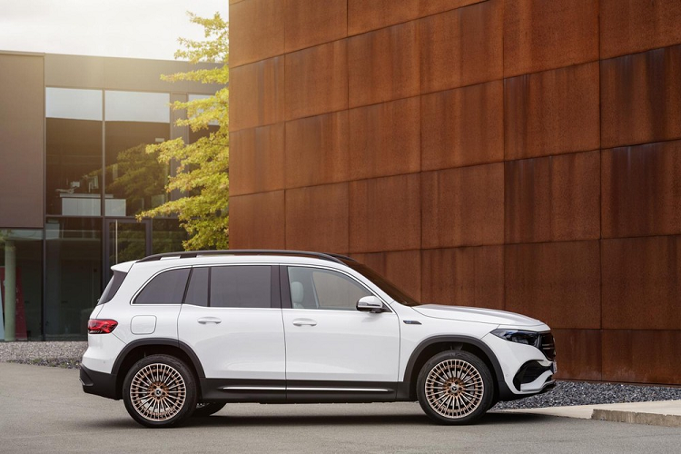 Cuối cùng là gói Driving Assistance Package, bao gồm tính năng hỗ trợ quay đầu xe, cảnh báo va chạm khi mở cửa xe và phát hiện người đi bộ tại giao lộ có vạch kẻ đường. Theo hãng Mercedes-Benz, mẫu ôtô điện này sẽ được sản xuất tại 2 nhà máy ở Hungary và Trung Quốc. Dự kiến, xe sẽ được tung ra thị trường Trung Quốc trong năm nay. Đến cuối năm 2021, các thị trường ngoài Trung Quốc mới được đón nhận mẫu SUV điện này. Hiện giá xe Mercedes-Benz EQB 2022 vẫn chưa được công bố.