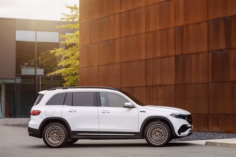 Cuối cùng là gói Driving Assistance Package, bao gồm tính năng hỗ trợ quay đầu xe, cảnh báo va chạm khi mở cửa xe và phát hiện người đi bộ tại giao lộ có vạch kẻ đường. Theo hãng Mercedes-Benz, mẫu ôtô điện này sẽ được sản xuất tại 2 nhà máy ở Hungary và Trung Quốc. Dự kiến, xe sẽ được tung ra thị trường Trung Quốc trong năm nay. Đến cuối năm 2021, các thị trường ngoài Trung Quốc mới được đón nhận mẫu SUV điện này. Hiện giá xe Mercedes-Benz EQB 2022 vẫn chưa được công bố.