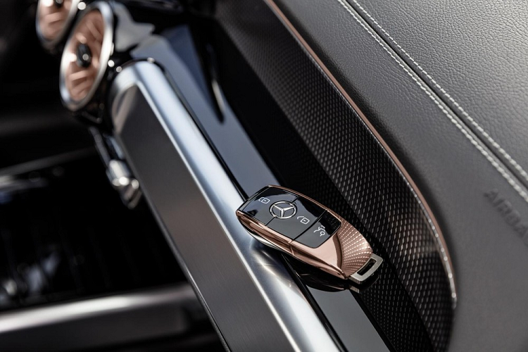 Hàng ghế giữa này chẳng những có khoảng duỗi chân 87 mm mà còn có thể dịch chuyển lên/xuống trong khoảng 140 mm. Tại thị trường Trung Quốc, Mercedes-Benz EQB 2022 được trang bị hàng ghế thứ 3 tiêu chuẩn, cung cấp thêm 2 chỗ ngồi. Theo hãng Mercedes-Benz, người cao dưới 1,65 m có thể ngồi thoải mái ở hàng ghế thứ 3 này.