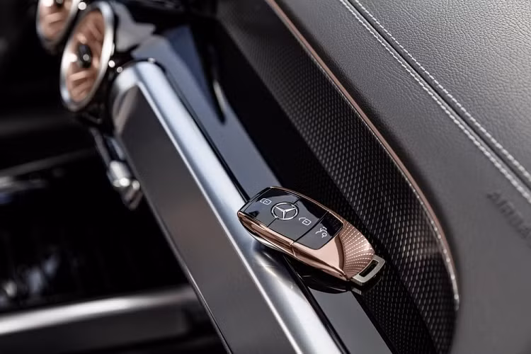 Hàng ghế giữa này chẳng những có khoảng duỗi chân 87 mm mà còn có thể dịch chuyển lên/xuống trong khoảng 140 mm. Tại thị trường Trung Quốc, Mercedes-Benz EQB 2022 được trang bị hàng ghế thứ 3 tiêu chuẩn, cung cấp thêm 2 chỗ ngồi. Theo hãng Mercedes-Benz, người cao dưới 1,65 m có thể ngồi thoải mái ở hàng ghế thứ 3 này.