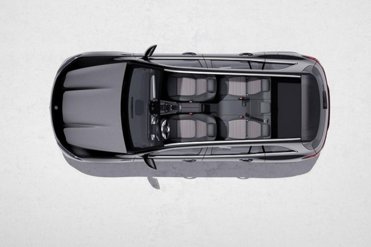 Không chỉ có kích thước lớn hơn một chút, Mercedes-Benz EQB 2022 còn sở hữu thiết kế khác biệt hẳn so với GLB. Theo đó, trên đầu xe, mẫu SUV chạy điện này được trang bị lưới tản nhiệt đóng kín màu đen bóng, đi kèm 2 nan mạ crôm thanh mảnh ở giữa, vây quanh logo ngôi sao 3 cánh của hãng Mercedes-Benz. Trên đỉnh lưới tản nhiệt còn có dải đèn LED, kéo dài sang hai bên và nối với dải đèn LED định vị hình móc câu bên trong đèn pha LED toàn phần.