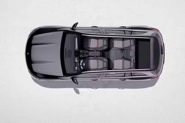 Không chỉ có kích thước lớn hơn một chút, Mercedes-Benz EQB 2022 còn sở hữu thiết kế khác biệt hẳn so với GLB. Theo đó, trên đầu xe, mẫu SUV chạy điện này được trang bị lưới tản nhiệt đóng kín màu đen bóng, đi kèm 2 nan mạ crôm thanh mảnh ở giữa, vây quanh logo ngôi sao 3 cánh của hãng Mercedes-Benz. Trên đỉnh lưới tản nhiệt còn có dải đèn LED, kéo dài sang hai bên và nối với dải đèn LED định vị hình móc câu bên trong đèn pha LED toàn phần.