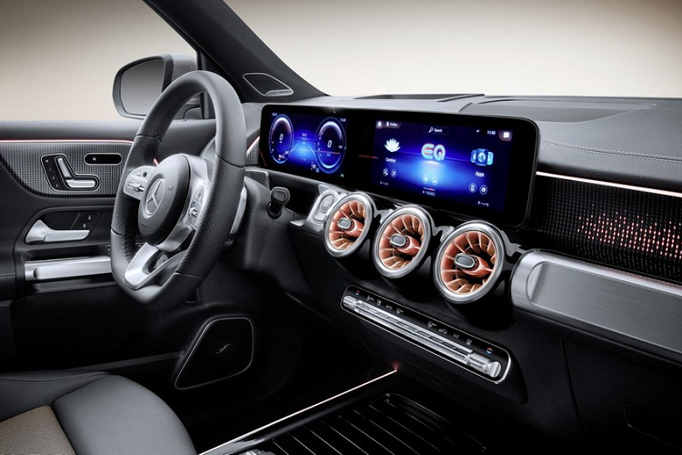 Đằng sau, Mercedes-Benz EQB 2022 được trang bị cụm đèn hậu LED, nối với nhau bằng dải đèn LED ở giữa. Trong khi đó, khu vực lắp biển số của xe được dịch xuống cản sau. Ngoài ra, trên cản sau còn có nẹp mạ crôm với thiết kế uốn lượn mềm mại. Nhờ chiều dài cơ sở khá lớn, Mercedes-Benz EQB 2021 đi kèm nội thất rộng rãi bên trong với chiều cao 1.035 mm ở hàng ghế trước và 979 mm ở hàng ghế thứ 2.