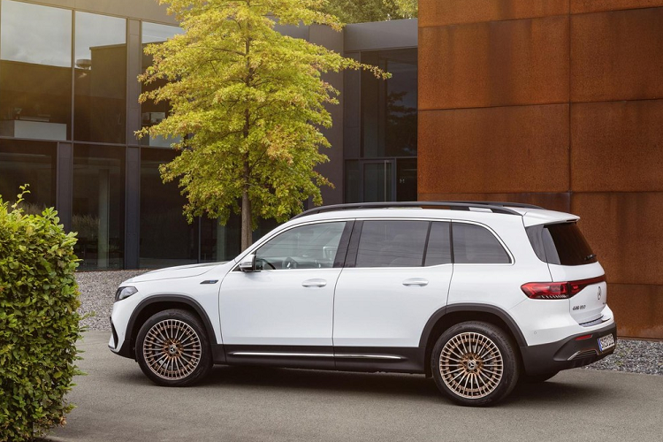 Chưa hết, Mercedes-Benz EQB 2022 còn có 2 màn hình nối liền với nhau thành một khối trên mặt táp-lô. Trong đó, màn hình trung tâm phục vụ hệ thống thông tin giải trí MBUX, đi kèm hệ thống định vị có khả năng tính toán lộ trình nhanh nhất. Hệ thống định vị tiêu chuẩn này sẽ dựa vào vị trí các trạm sạc, địa hình và thời tiết để đưa ra lộ trình cho người lái. Tạm thời, tại thị trường Trung Quốc mới chỉ có phiên bản EQB 350 4Matic AMG Line cao cấp nhất với hệ dẫn động 4 bánh toàn thời gian.