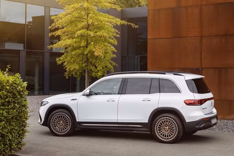 Chưa hết, Mercedes-Benz EQB 2022 còn có 2 màn hình nối liền với nhau thành một khối trên mặt táp-lô. Trong đó, màn hình trung tâm phục vụ hệ thống thông tin giải trí MBUX, đi kèm hệ thống định vị có khả năng tính toán lộ trình nhanh nhất. Hệ thống định vị tiêu chuẩn này sẽ dựa vào vị trí các trạm sạc, địa hình và thời tiết để đưa ra lộ trình cho người lái. Tạm thời, tại thị trường Trung Quốc mới chỉ có phiên bản EQB 350 4Matic AMG Line cao cấp nhất với hệ dẫn động 4 bánh toàn thời gian.