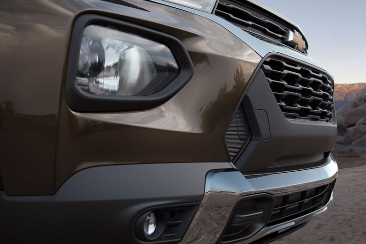 Bên cạnh phiên bản tiêu chuẩn, khách hàng có thể lựa chon phiên bản thể thao RS. Trailblazer RS sở hữu bộ lưới tản nhiệt kích thước lớn cùng logo Chevrolet được sơn đen đi kèm với hệ thống ống xả thể thao tạo âm thanh phấn khích hơn cho người lái. Ngoài ra xe còn có thêm các tấm chia gió ở phần cản sau tăng tính khí động học.