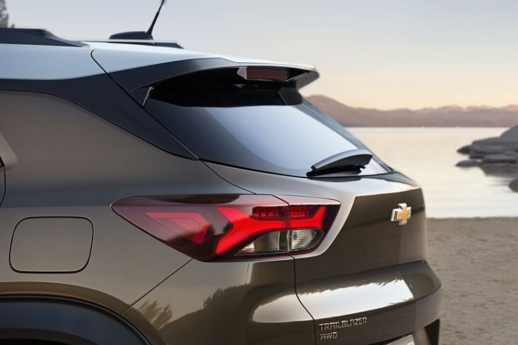 Ở phần ngoại thất, lưới tản nhiệt của Trailblazer được thiết kế chia đôi theo chiều ngang và tích hợp hệ thống đèn pha, bên dưới là chi tiết lưới tản nhiệt giả và ốp nhựa bao quanh thân xe.