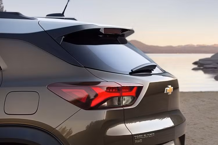 Ở phần ngoại thất, lưới tản nhiệt của Trailblazer được thiết kế chia đôi theo chiều ngang và tích hợp hệ thống đèn pha, bên dưới là chi tiết lưới tản nhiệt giả và ốp nhựa bao quanh thân xe.